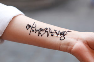 Kairo, Giseh, Ägypten, al-Muizz-Straße ( Al Moez Ldin Allah Al Fatmi), Arm, Henna-Tattoo Kairo, Giseh, Ägypten, al-Muizz-Straße ( Al Moez Ldin Allah Al Fatmi), Arm, Henna-Tattoo